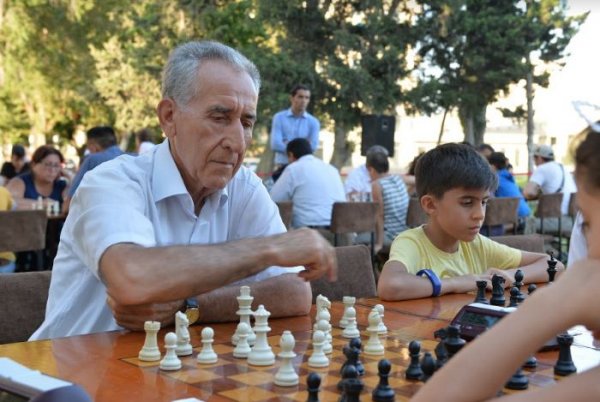 Heydər Əliyev Mərkəzinin parkında “Şahmatçı ailəm” turniri keçirilib Heydər Əliyev Mərkəzinin parkında “Şahmatçı ailəm” turniri keçirilib