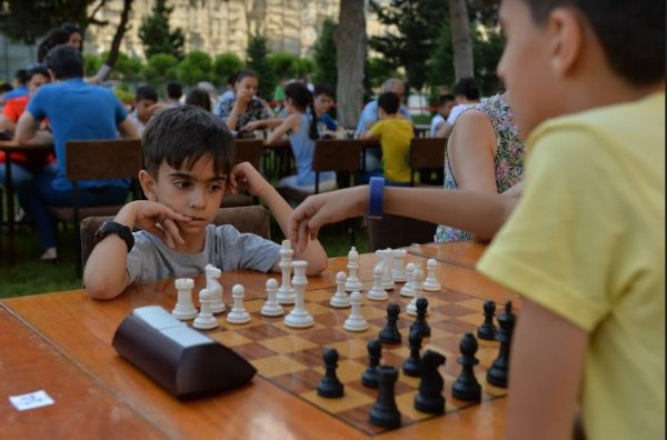 Heydər Əliyev Mərkəzinin parkında “Şahmatçı ailəm” turniri keçirilib Heydər Əliyev Mərkəzinin parkında “Şahmatçı ailəm” turniri keçirilib