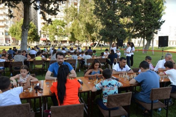 Heydər Əliyev Mərkəzinin parkında “Şahmatçı ailəm” turniri keçirilib Heydər Əliyev Mərkəzinin parkında “Şahmatçı ailəm” turniri keçirilib