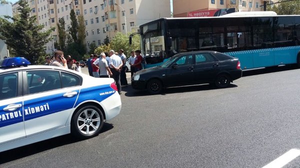 Sumqayıtda 7 nömrəli marşrut avtobusu minik avtomobiliylə toqquşdu - FOTOLAR