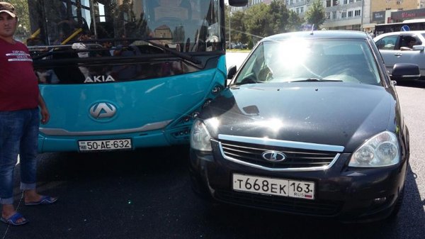 Sumqayıtda 7 nömrəli marşrut avtobusu minik avtomobiliylə toqquşdu - FOTOLAR