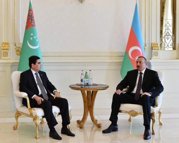 Prezidentlər mətbuat üçün bəyanat verdi - Foto