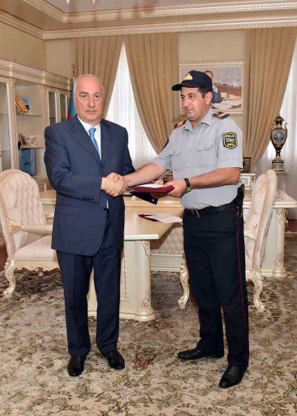 Zakir Fərəcov xilaskar polisləri mükafatlandırdı – FOTOLAR Zakir Fərəcov xilaskar polisləri mükafatlandırdı – FOTOLAR