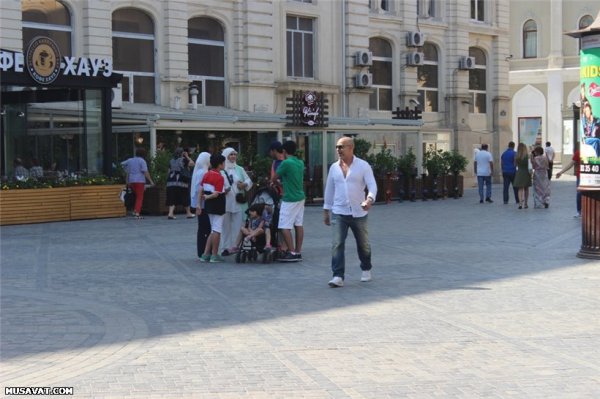 Bakıdakı ərəb tursitlərindən şok açıqlamalar - “Adi bir söz soruşmaq 5 manatdır” Bakıdakı ərəb tursitlərindən şok açıqlamalar - “Adi bir söz soruşmaq 5 manatdır”