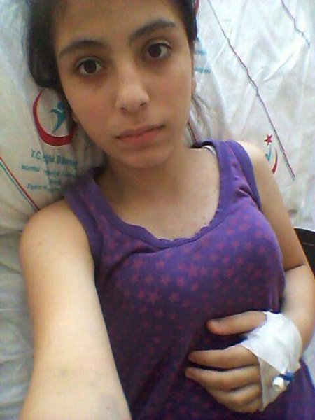 Azərbaycanda bir ailənin faciəsi: müalicə xərclərinə görə 14 yaşlı qızının Türkiyədən çıxışına qadağa qoyuldu - FOTO