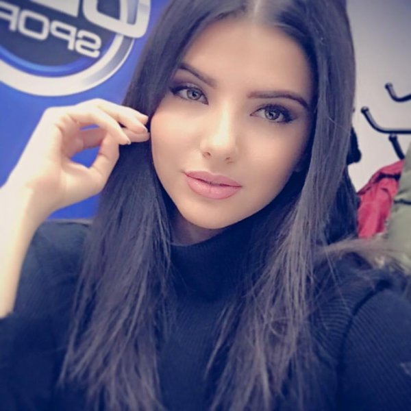 Mahir Mədətov cazibədar teleaparıcıya gül göndərdi — FOTOLAR Mahir Mədətov cazibədar teleaparıcıya gül göndərdi — FOTOLAR