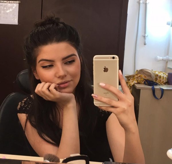 Mahir Mədətov cazibədar teleaparıcıya gül göndərdi — FOTOLAR Mahir Mədətov cazibədar teleaparıcıya gül göndərdi — FOTOLAR