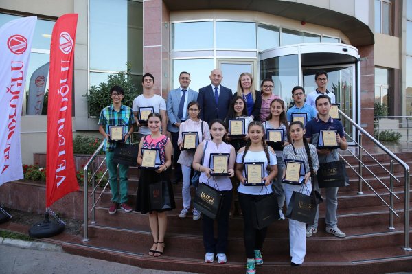 700 bal toplamış tələbələr Veysəloğlu Şirkətlər Qrupunda 700 bal toplamış tələbələr Veysəloğlu Şirkətlər Qrupunda