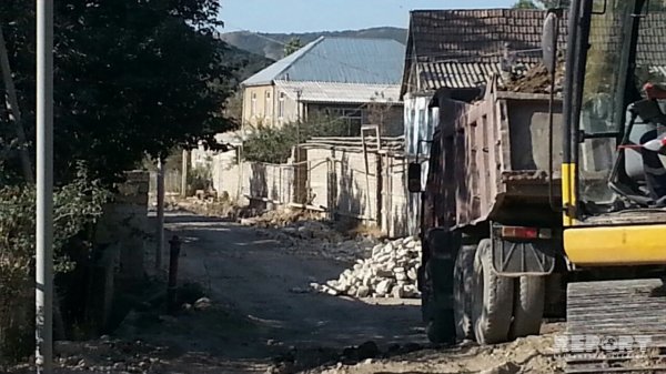Xızıda yol çəkilişi zamanı məzarlıq aşkarlanıb - FOTO - VİDEO Xızıda yol çəkilişi zamanı məzarlıq aşkarlanıb - FOTO - VİDEO