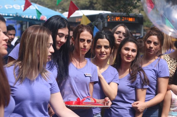 Yüzlərlə Sumqayıt sakini buraya axışdı - FOTOLAR Yüzlərlə Sumqayıt sakini buraya axışdı - FOTOLAR