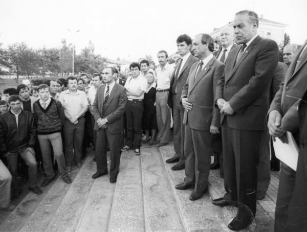 Heydər Əliyev yüksək səslə dedi: “Jurnalistə kömək edin. Mənim adımdan!...” Heydər Əliyev yüksək səslə dedi: “Jurnalistə kömək edin. Mənim adımdan!...”