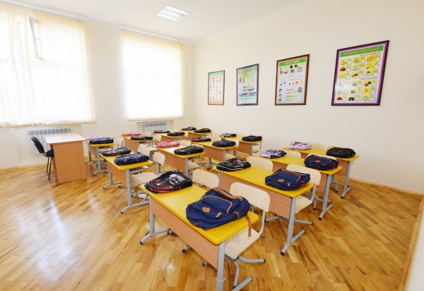 İlham Əliyev 74 nömrəli məktəbdə təmirdən sonra yaradılan şəraitlə tanış olub