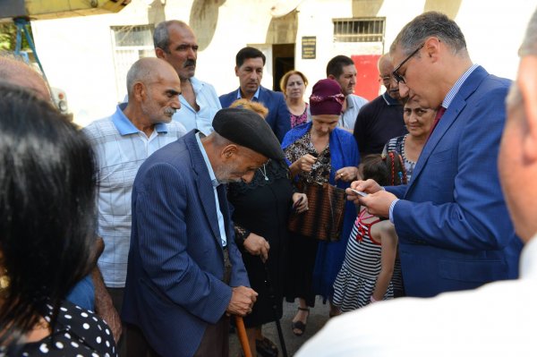 Sumqayıtın deputatı aztəminatlı ailələr və əlillər cəmiyyətlərinin üzvləri ilə görüşüb - FOTO Sumqayıtın deputatı aztəminatlı ailələr və əlillər cəmiyyətlərinin üzvləri ilə görüşüb - FOTO