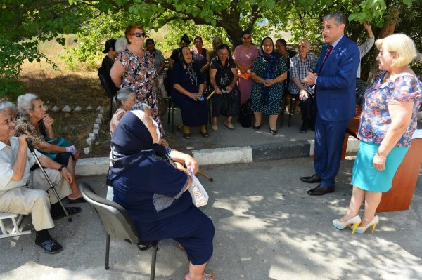 Sumqayıtın deputatı aztəminatlı ailələr və əlillər cəmiyyətlərinin üzvləri ilə görüşüb - FOTO Sumqayıtın deputatı aztəminatlı ailələr və əlillər cəmiyyətlərinin üzvləri ilə görüşüb - FOTO