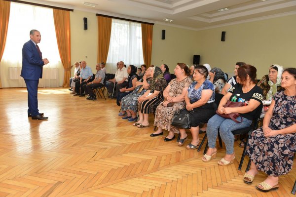 Sumqayıtın deputatı aztəminatlı ailələr və əlillər cəmiyyətlərinin üzvləri ilə görüşüb - FOTO Sumqayıtın deputatı aztəminatlı ailələr və əlillər cəmiyyətlərinin üzvləri ilə görüşüb - FOTO
