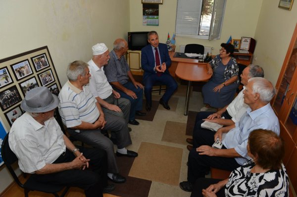 Sumqayıtın deputatı aztəminatlı ailələr və əlillər cəmiyyətlərinin üzvləri ilə görüşüb - FOTO Sumqayıtın deputatı aztəminatlı ailələr və əlillər cəmiyyətlərinin üzvləri ilə görüşüb - FOTO