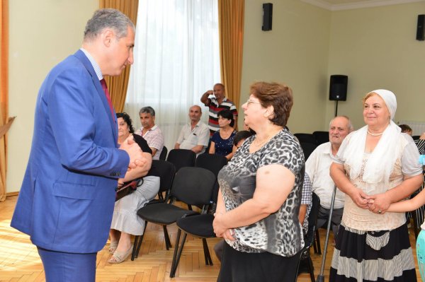Sumqayıtın deputatı aztəminatlı ailələr və əlillər cəmiyyətlərinin üzvləri ilə görüşüb - FOTO Sumqayıtın deputatı aztəminatlı ailələr və əlillər cəmiyyətlərinin üzvləri ilə görüşüb - FOTO