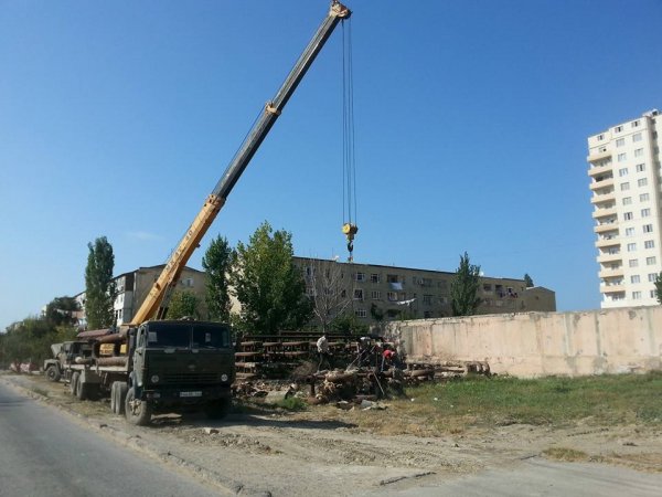Sumqayıtda məmur jurnalistə - "Onları elə özümüz sökürük" Sumqayıtda məmur jurnalistə - "Onları elə özümüz sökürük"