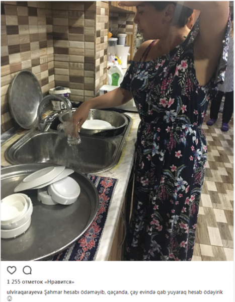 Ülvira Qarayeva hesabı ödəyə bilmədi, qab yudu... - FOTO Ülvira Qarayeva hesabı ödəyə bilmədi, qab yudu... - FOTO