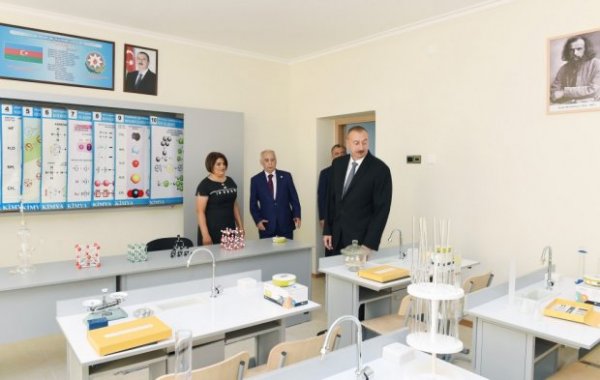 İlham Əliyev Bakıda iki məktəbdə əsaslı təmir və yenidənqurmadan sonra yaradılan şəraitlə tanış olub