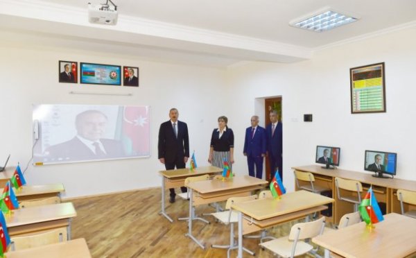 İlham Əliyev Bakıda iki məktəbdə əsaslı təmir və yenidənqurmadan sonra yaradılan şəraitlə tanış olub