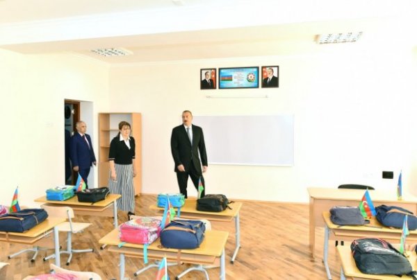 İlham Əliyev Bakıda iki məktəbdə əsaslı təmir və yenidənqurmadan sonra yaradılan şəraitlə tanış olub