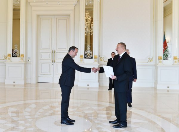 İlham Əliyev Macarıstan və Tacikistanın yeni səfirlərinin etimadnaməsini qəbul edib İlham Əliyev Macarıstan və Tacikistanın yeni səfirlərinin etimadnaməsini qəbul edib