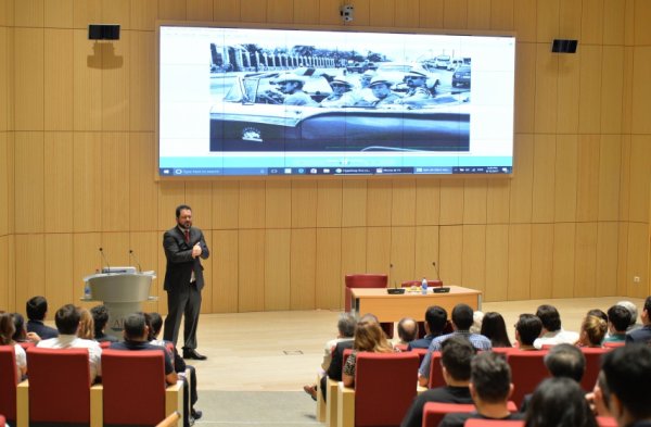 Birinci vitse-prezident Mehriban Əliyeva “Müasir texnologiyaların qlobal biznes mühitinə təsiri” mövzusunda mühazirədə iştirak edib Birinci vitse-prezident Mehriban Əliyeva “Müasir texnologiyaların qlobal biznes mühitinə təsiri” mövzusunda mühazirədə iştirak edib