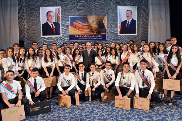 Zakir Fərəcov tələbələri mükafatlandırdı - FOTOLAR