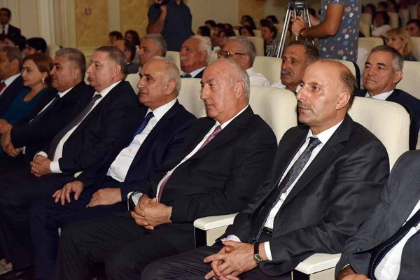 Zakir Fərəcov tələbələri mükafatlandırdı - FOTOLAR