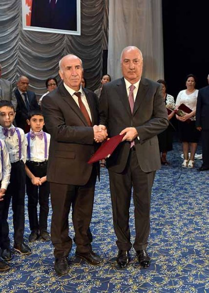 Zakir Fərəcov tələbələri mükafatlandırdı - FOTOLAR