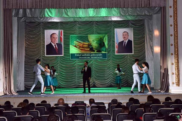 Zakir Fərəcov tələbələri mükafatlandırdı - FOTOLAR