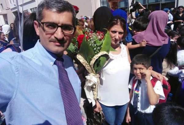 Jurnalistlər də övladlarını ilk dəfə 1-ci sinfə apardılar - FOTOLAR Jurnalistlər də övladlarını ilk dəfə 1-ci sinfə apardılar - FOTOLAR