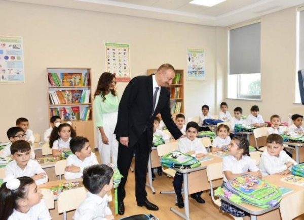 Prezident və xanımı 20 nömrəli məktəb-liseyin AÇILIŞINDA Prezident və xanımı 20 nömrəli məktəb-liseyin AÇILIŞINDA