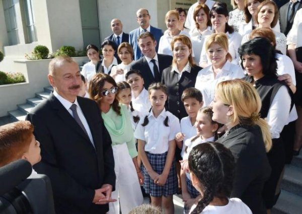 Prezident və xanımı 20 nömrəli məktəb-liseyin AÇILIŞINDA Prezident və xanımı 20 nömrəli məktəb-liseyin AÇILIŞINDA