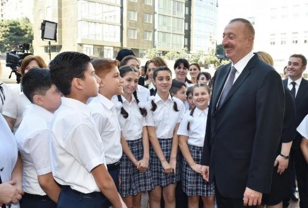 Prezident və xanımı 20 nömrəli məktəb-liseyin AÇILIŞINDA Prezident və xanımı 20 nömrəli məktəb-liseyin AÇILIŞINDA