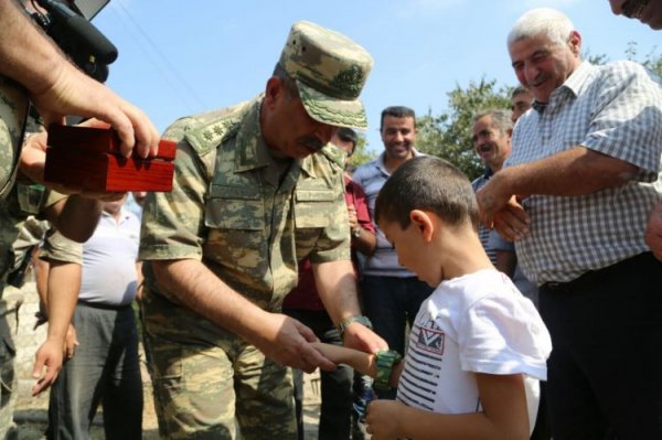 Müdafiə naziri Azərbaycan-Ermənistan sərhədində yerləşən hərbi hissələrdə olub Müdafiə naziri Azərbaycan-Ermənistan sərhədində yerləşən hərbi hissələrdə olub