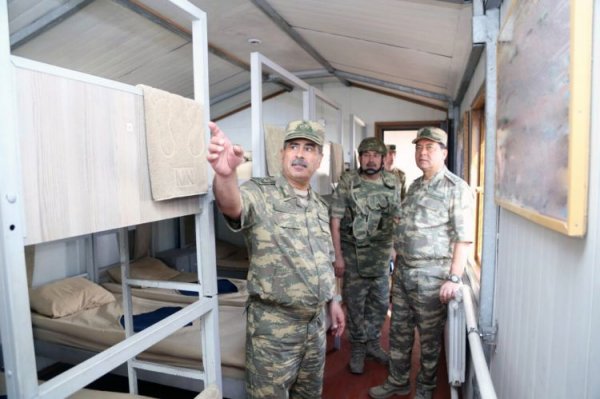 Müdafiə naziri Azərbaycan-Ermənistan sərhədində yerləşən hərbi hissələrdə olub Müdafiə naziri Azərbaycan-Ermənistan sərhədində yerləşən hərbi hissələrdə olub