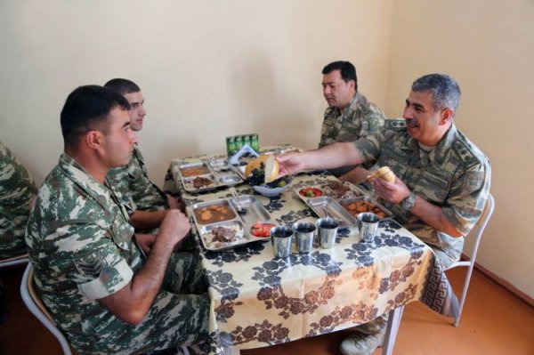 Müdafiə naziri Azərbaycan-Ermənistan sərhədində yerləşən hərbi hissələrdə olub Müdafiə naziri Azərbaycan-Ermənistan sərhədində yerləşən hərbi hissələrdə olub