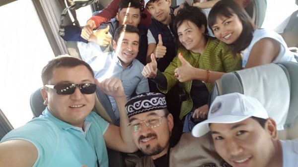 Azərbaycanlı jurnalist Astanada çağırış etdi - FOTO Azərbaycanlı jurnalist Astanada çağırış etdi - FOTO
