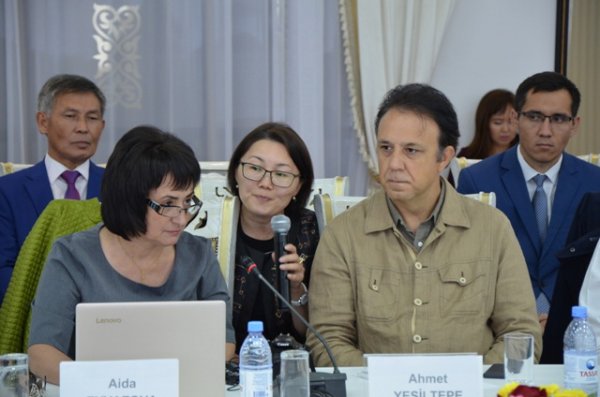 Azərbaycanlı jurnalist Astanada çağırış etdi - FOTO Azərbaycanlı jurnalist Astanada çağırış etdi - FOTO