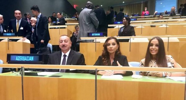 Prezident xanımı və qızı ilə BMT-nin baş qərargahında - FOTOLAR Prezident xanımı və qızı ilə BMT-nin baş qərargahında - FOTOLAR