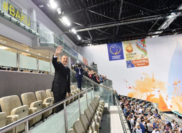 Prezident İlham Əliyev yığma komandamızın oyununu izləyib Prezident İlham Əliyev yığma komandamızın oyununu izləyib