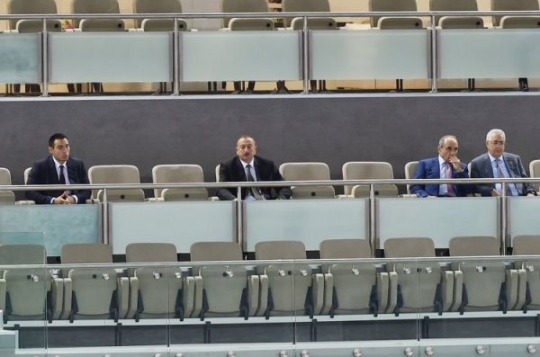 Prezident İlham Əliyev yığma komandamızın oyununu izləyib Prezident İlham Əliyev yığma komandamızın oyununu izləyib