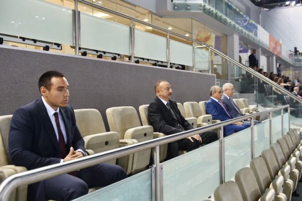 Prezident İlham Əliyev yığma komandamızın oyununu izləyib Prezident İlham Əliyev yığma komandamızın oyununu izləyib