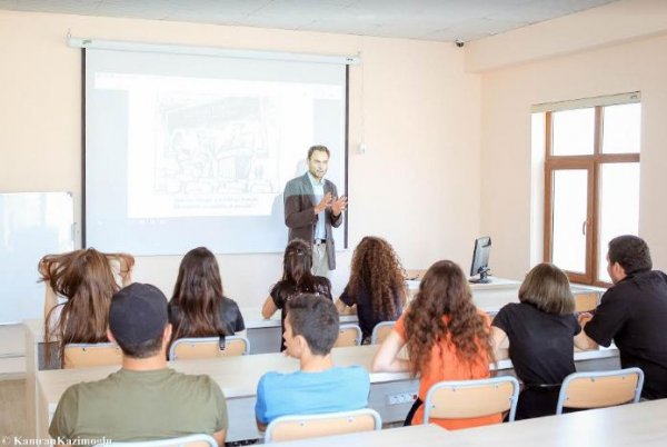 Qərb Universitetində çex mütəxəssis mühazirə deyir - FOTO