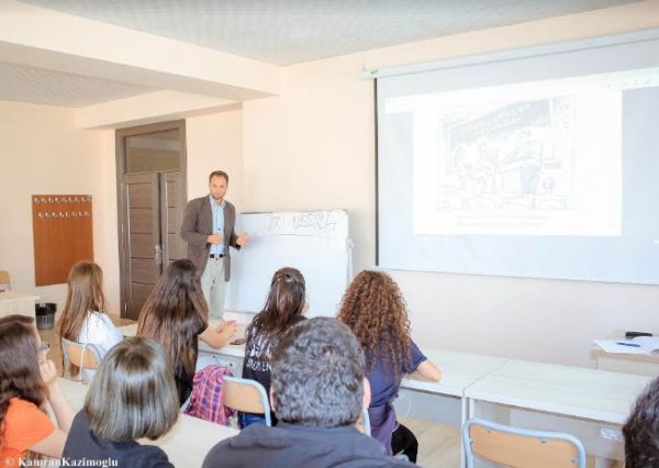 Qərb Universitetində çex mütəxəssis mühazirə deyir - FOTO