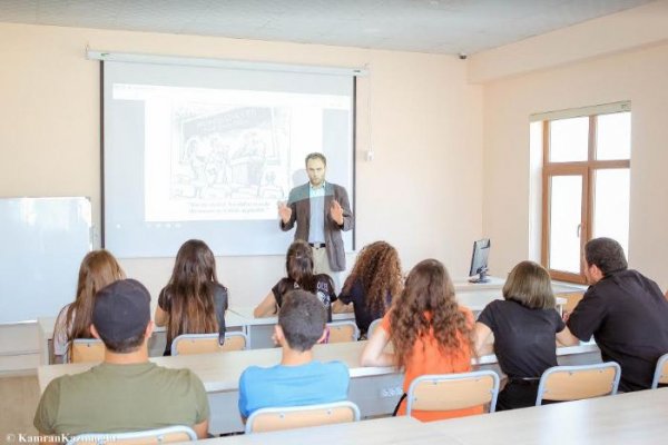 Qərb Universitetində çex mütəxəssis mühazirə deyir - FOTO