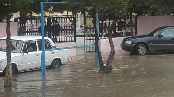Sumqayıtda bu yolu su basdı: keçməyə qayıq lazımdır - VİDEO Sumqayıtda bu yolu su basdı: keçməyə qayıq lazımdır - VİDEO