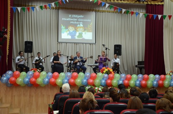 Malik İsaqov müəllimləri təbrik etdi, fəxri fərmanlar verdi - FOTOLAR